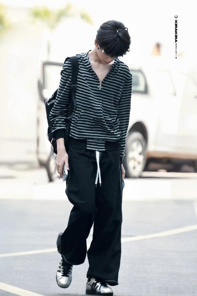 王橹杰黑色破洞针织衫好性感王橹杰呆毛针织衫上班 王橹杰黑色破洞针织衫好性感，王橹