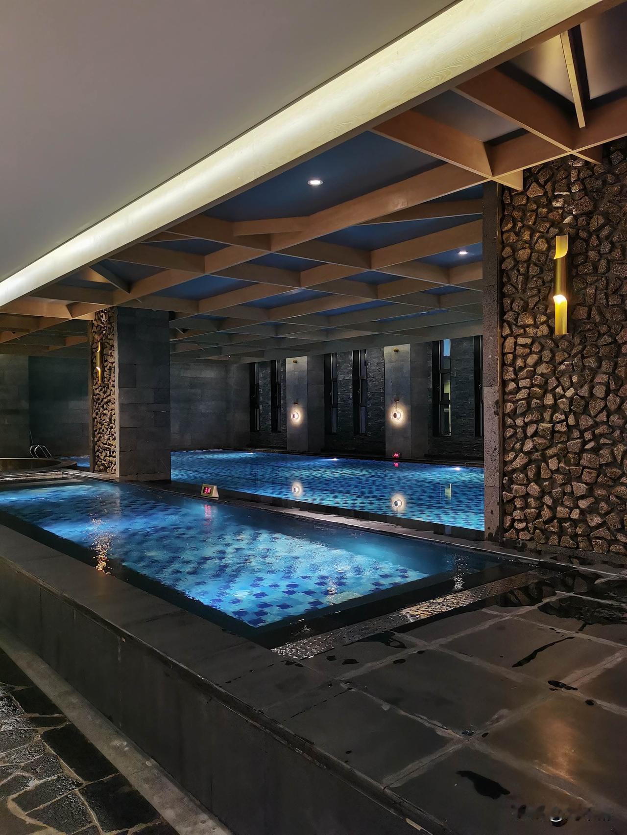 我几乎每日都会前往浴场洗澡，每隔一日搓一次背。
有人跟我说，洗澡过于频繁对身体无