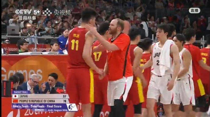 比赛结束，中国男篮落后日本男篮19分。我国的男篮什么时候和男足一样了？国家把精力