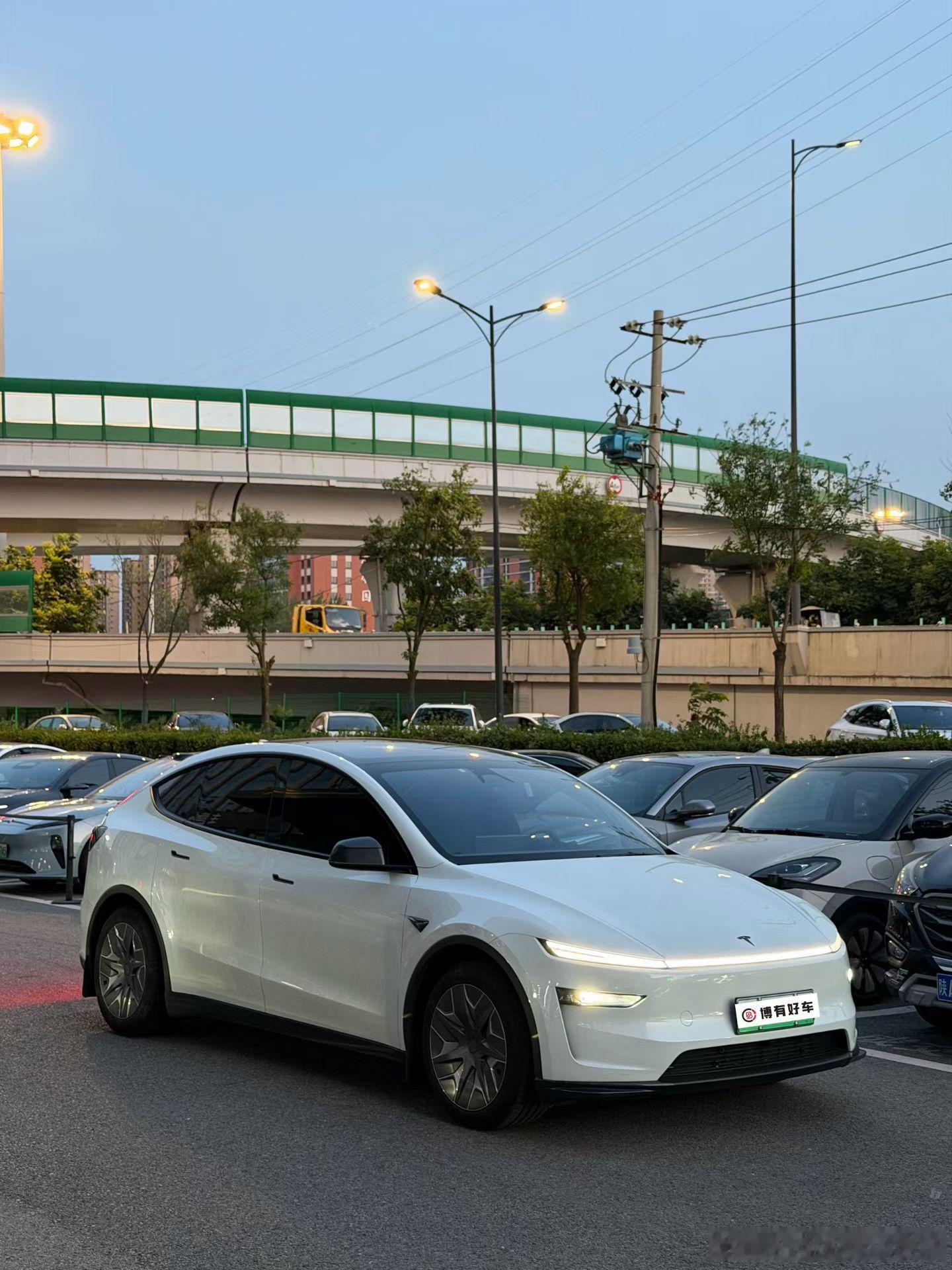 最新车源：特斯拉Model Y L 加长六座原版原漆带车衣 10000km准新车