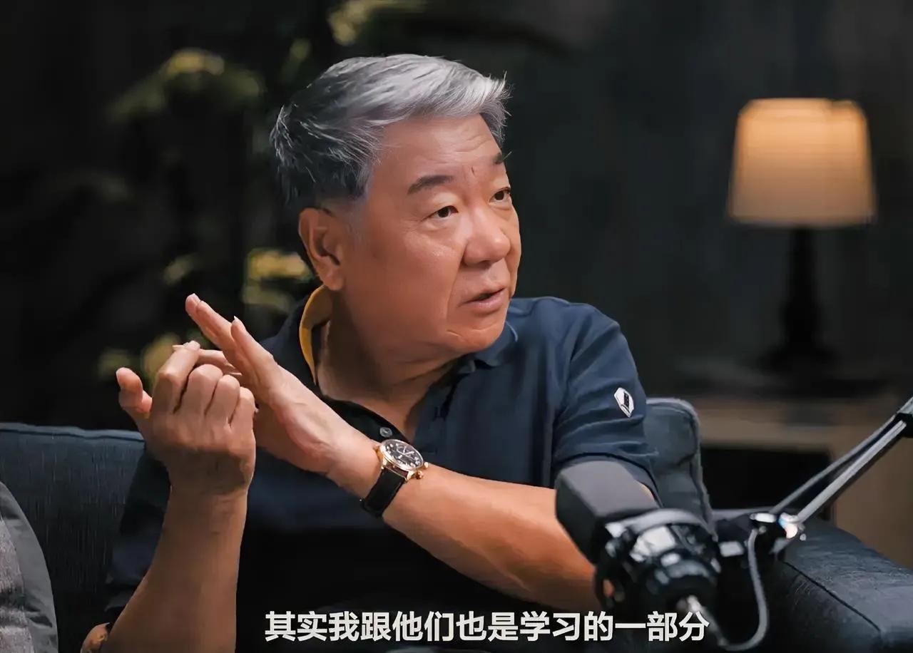 在伟忠哥来串门节目中，请了郑晓龙和曹译文来到了直播间，郑导演透露了很多不为人知的