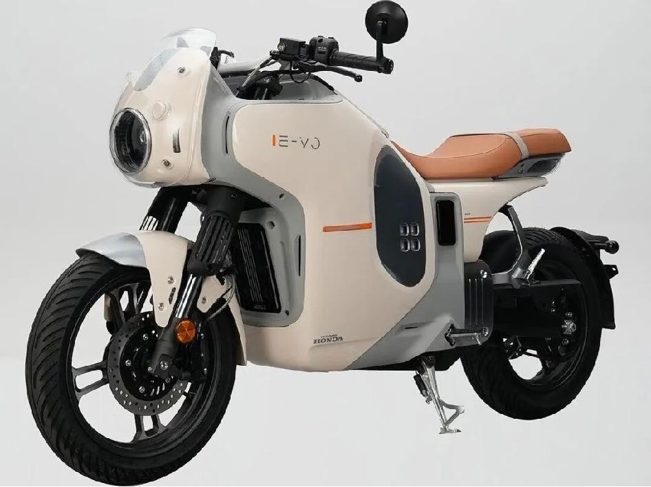 这是五羊本田首款正式上市的复古仿赛电摩E-VO

外观是经典Café Racer