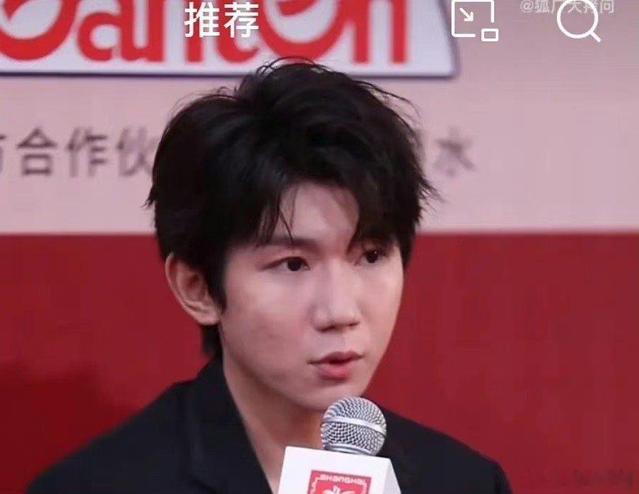 王源不能找个医生去看看自己的脸吗？怎么看起来坑坑洼洼的？ ​​​