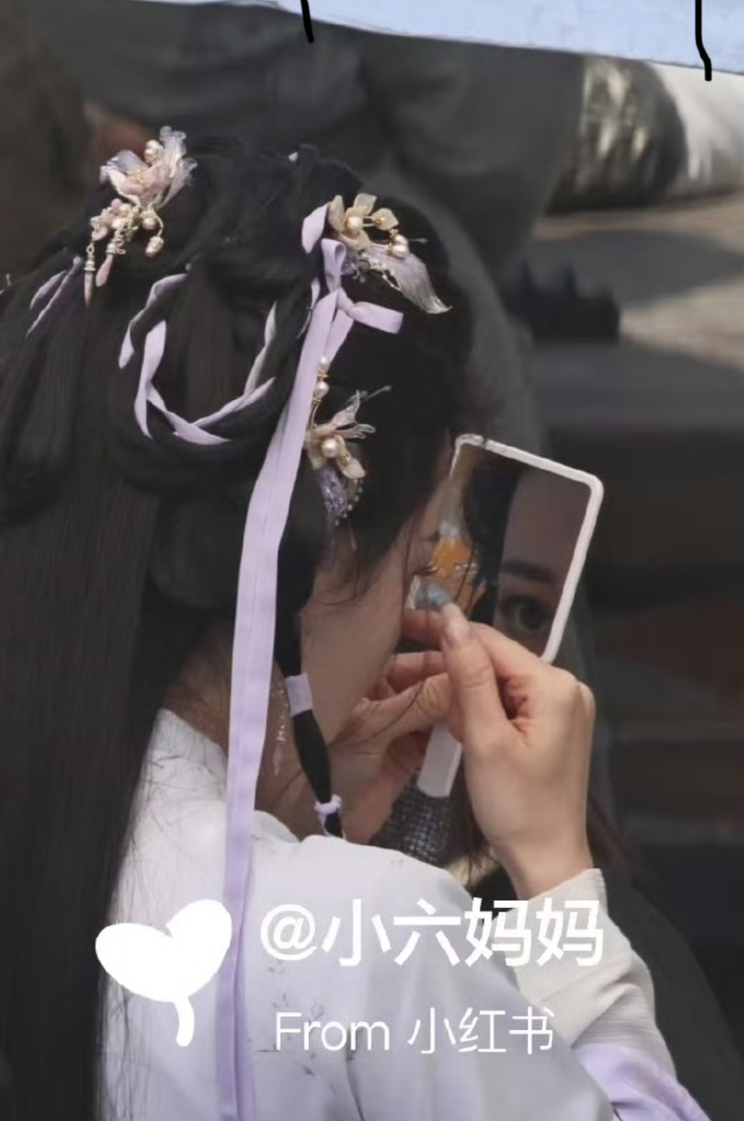 照镜子的宝贝 ！眼睛好大[偷笑] 