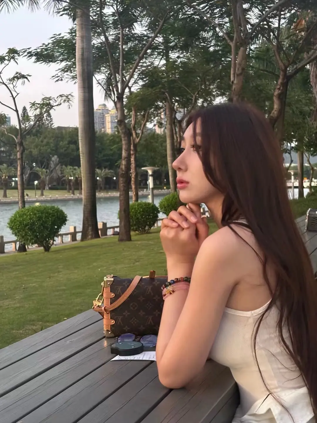 习惯了撒个娇就能得到东西的生活 却发现只有爱我的人才上当