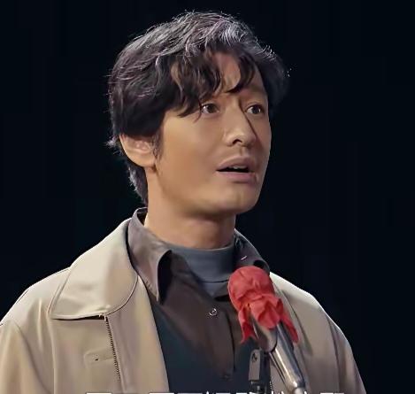 追剧央8《小城大事》  昨晚的剧情：在县委的千人大礼堂里，郑德诚在众人的注视下走