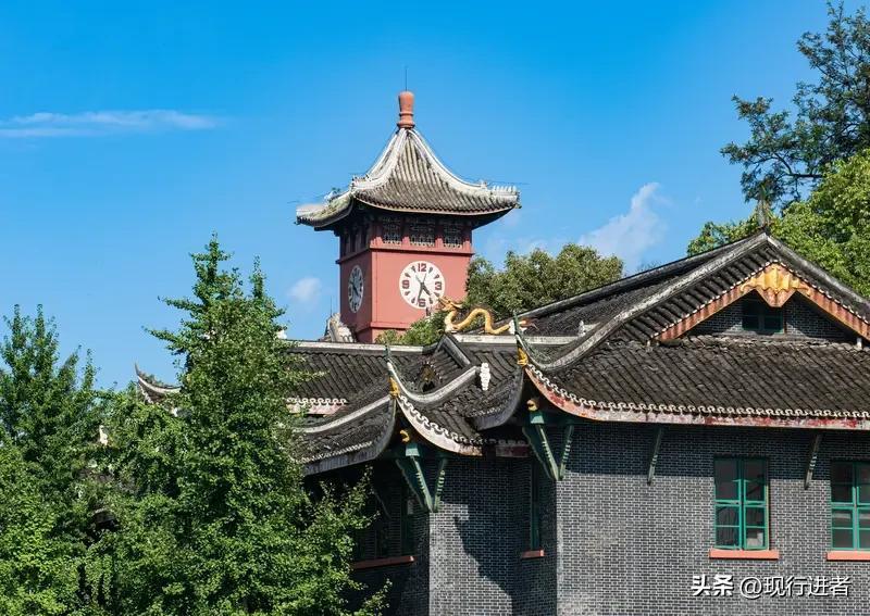 马克龙访问四川大学时与师生亲切交流，他动情地说：每次访华都让我收获颇丰，唯一的遗