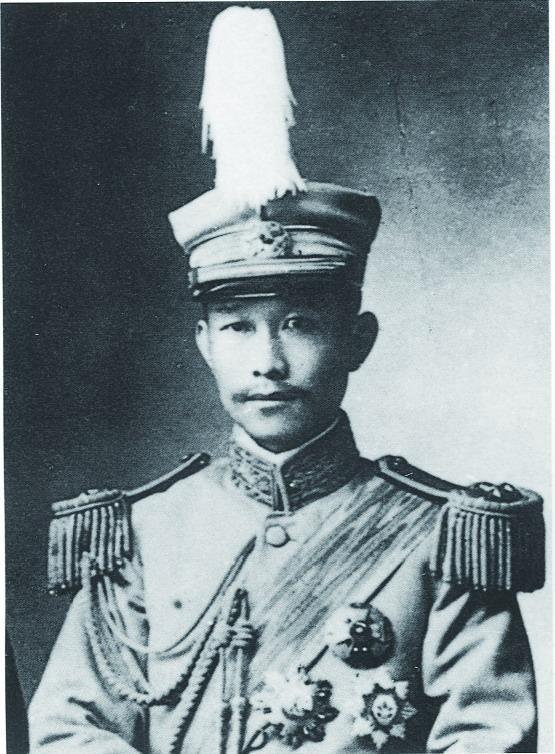 1904年，22岁的蔡锷迎娶29岁的刘长姑，怎料花轿临门，新娘誓死不嫁。蔡锷下不