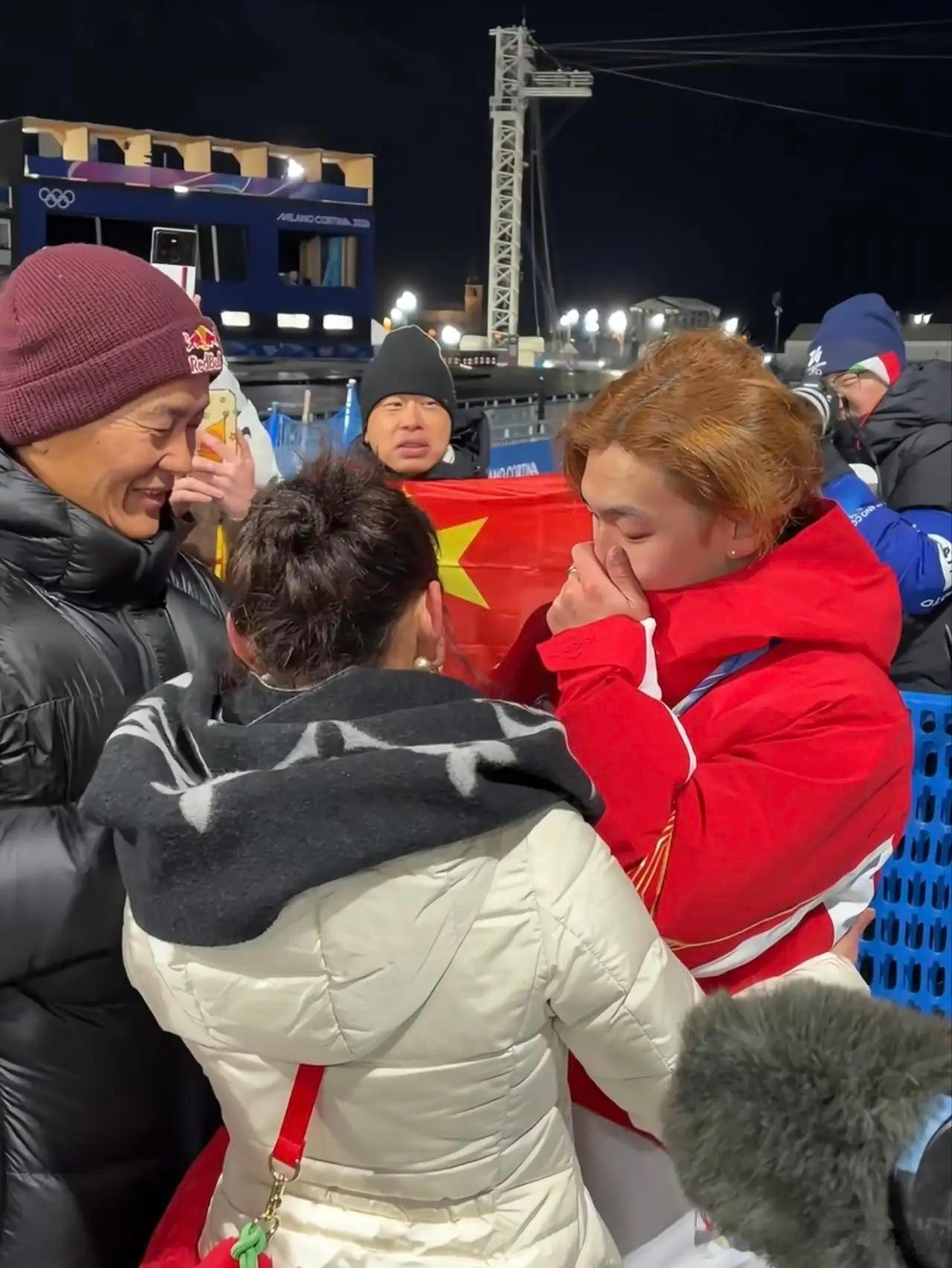 小鸣拿了铜牌肯定不甘心，四年备战太辛苦了，每天跳无数次1980，但是赛场上没有呈