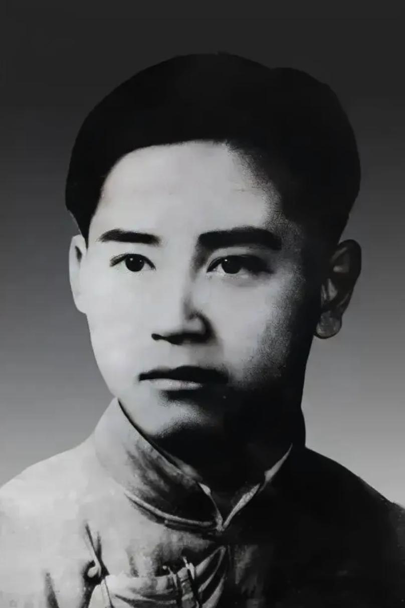 1948年，富家少爷刘国志被捕，五哥从香港急飞重庆，掏空白支票甩给特务头子：“放