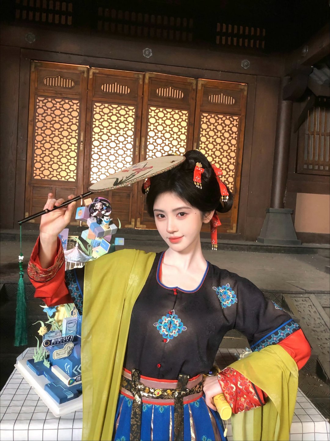 鞠婧祎脸快比粽子小了端午新鲜营业送达！鞠婧祎古风造型搭配巨型粽子，大小反差趣味十