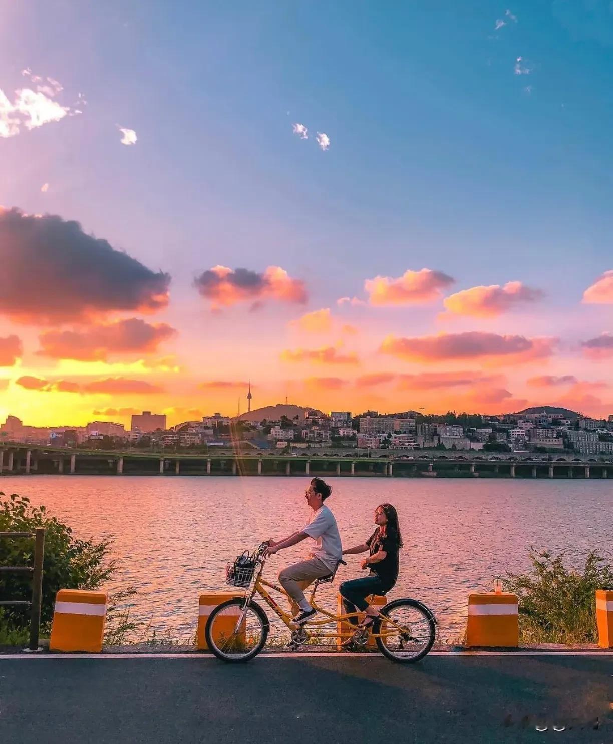 小事上适当配合可以，像对方喜欢某种运动，自己偶尔参与，能让感情升温。这是生活里的