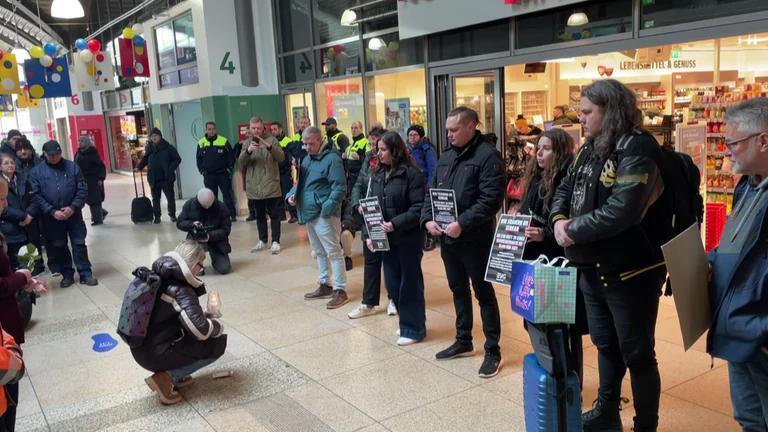 为何暴力破坏秩序者得到“免票奖励”？
近日，德国因一名逃票者将检票员殴打致死，决