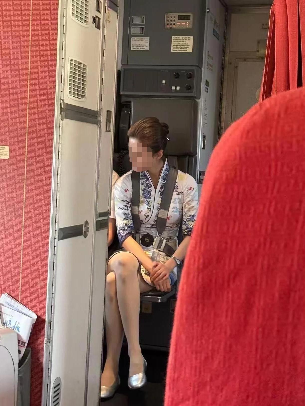 心疼空乘小姐姐！双膝带伤仍然坚守岗位 