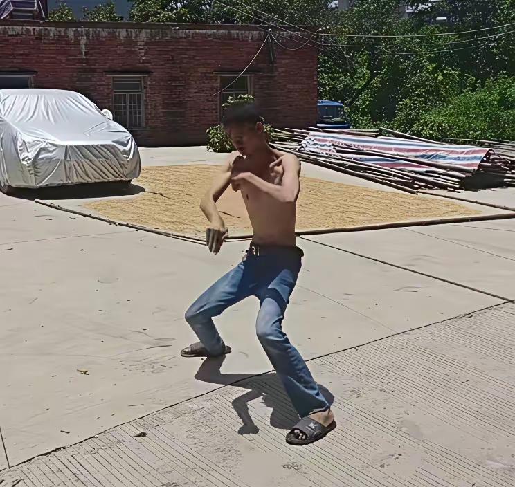 发小很痴迷螳螂拳，他说街斗三五个人近不了他的身，我震惊了！！！
想问问！你们敢挑