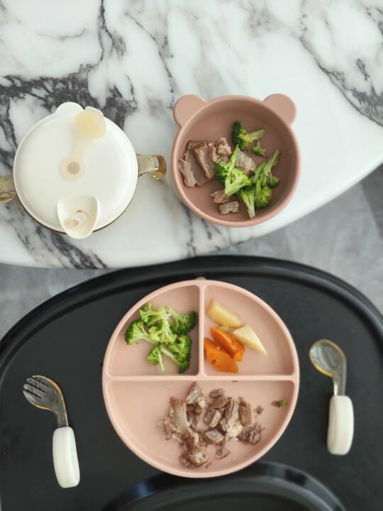 情绪稳定的宝宝已吃完早餐啦