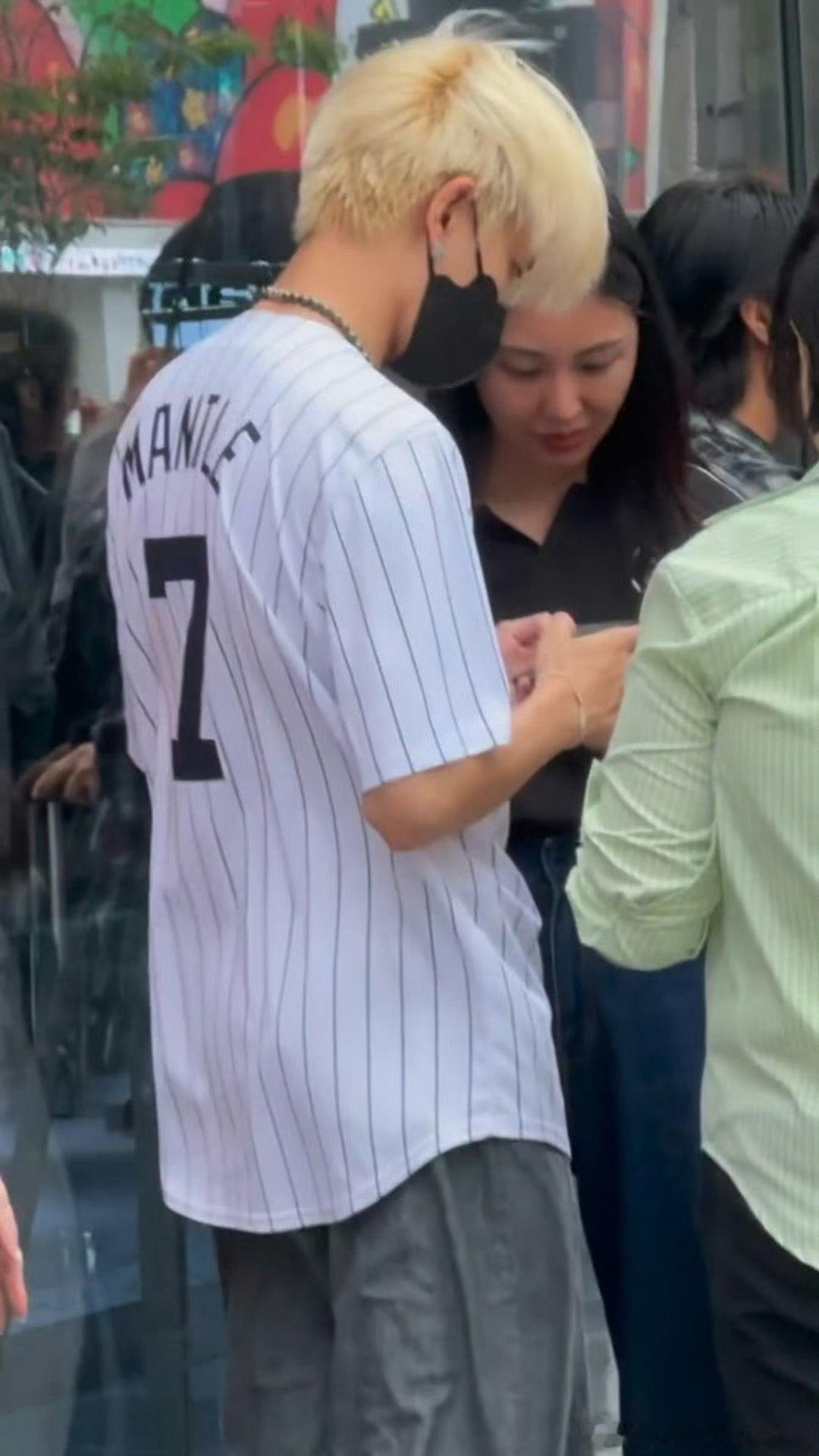 首尔街头偶遇任嘉伦韩国街头偶遇任嘉伦今日份好运爆棚！在首尔街头捕捉到野生任嘉伦，