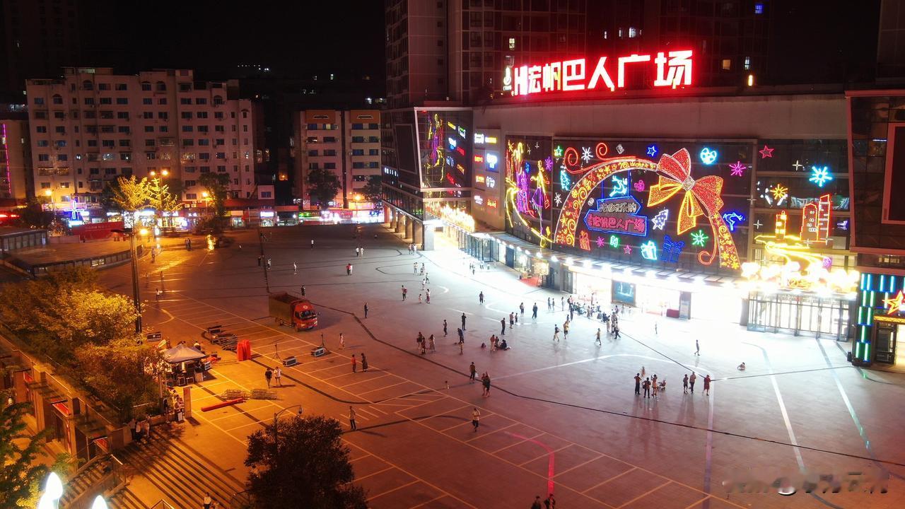 宣汉县城夜景特别漂亮，每当夜幕降临人们纷纷走出家门打街，巴人广场、金鼓广场人头攒