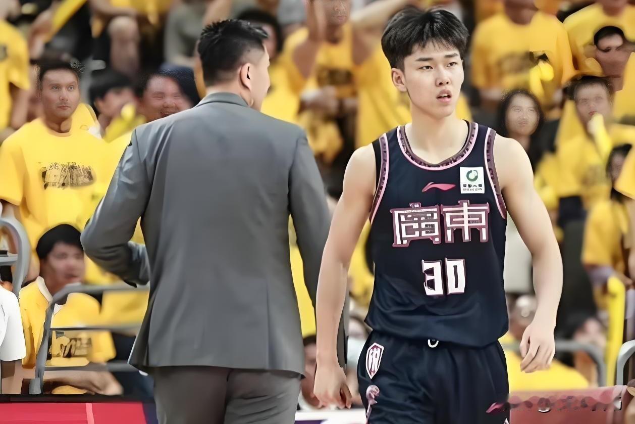 辽粤大战时的李奕臻去哪了？

在2023-24赛季的季后赛，李奕臻给广大球迷留下