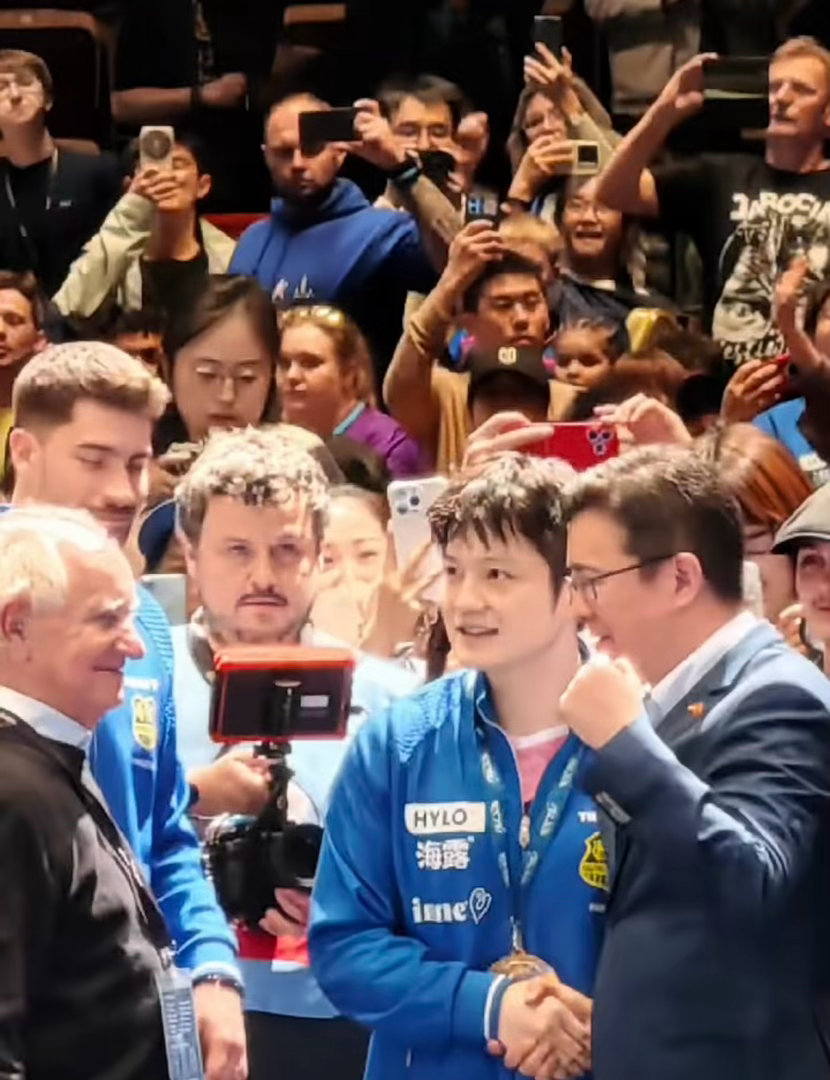 “娘家人”亲自到现场为俱乐部运动员颁奖，再次发文盛赞樊振东成为两国“民间友好使者