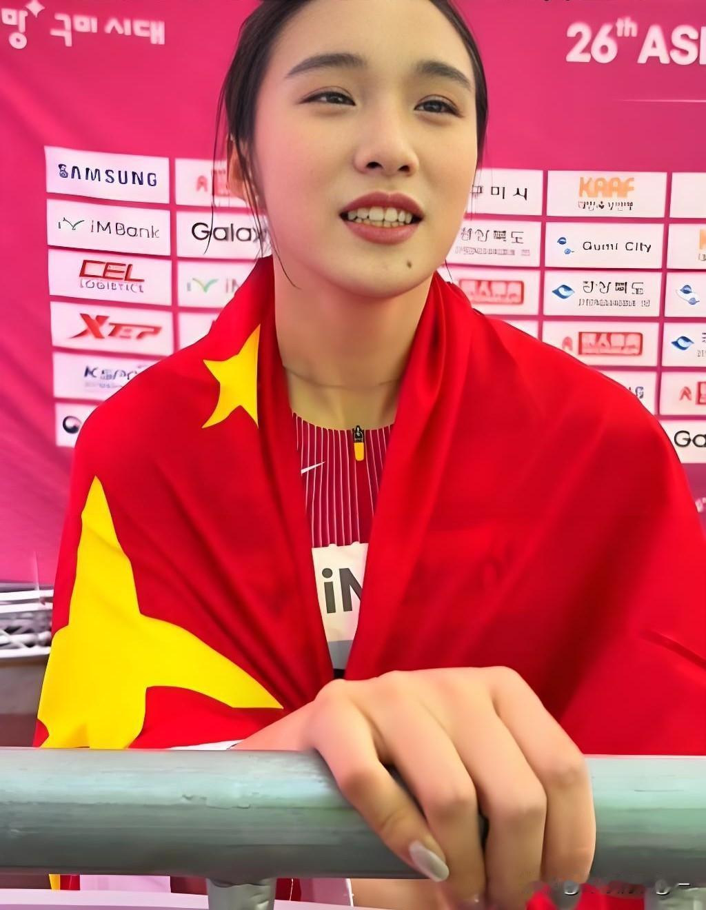 陈妤颉，她才17岁，还只是个孩子！
 
亚运女子200米决赛，赛道上遭遇多名黑人