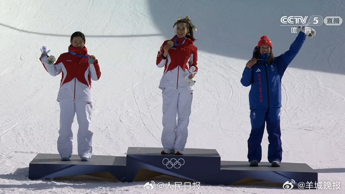 【转存骄傲一刻！#谷爱凌李方慧登上领奖台#】谷爱凌、李方慧包揽金银牌，站上米兰冬