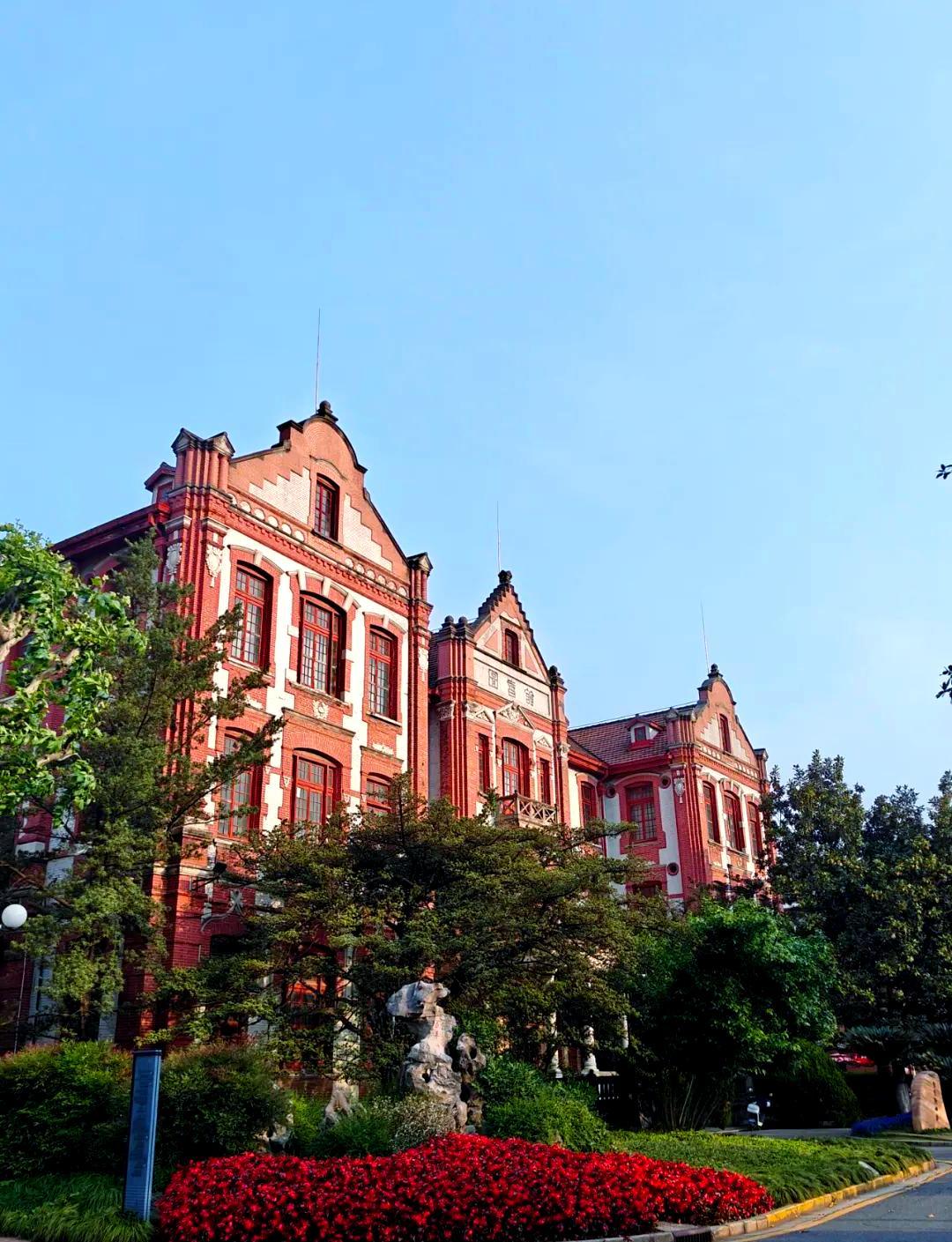 1896年他禀两江总督刘坤一筹建南洋公学，并捐资购买于上海徐家汇土地作为公学校址