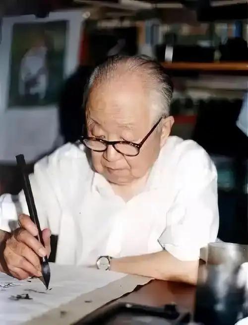 1997年，书法家启功在琉璃厂转悠，突然看到路边的一个摊位主冒充他的真迹在卖，启