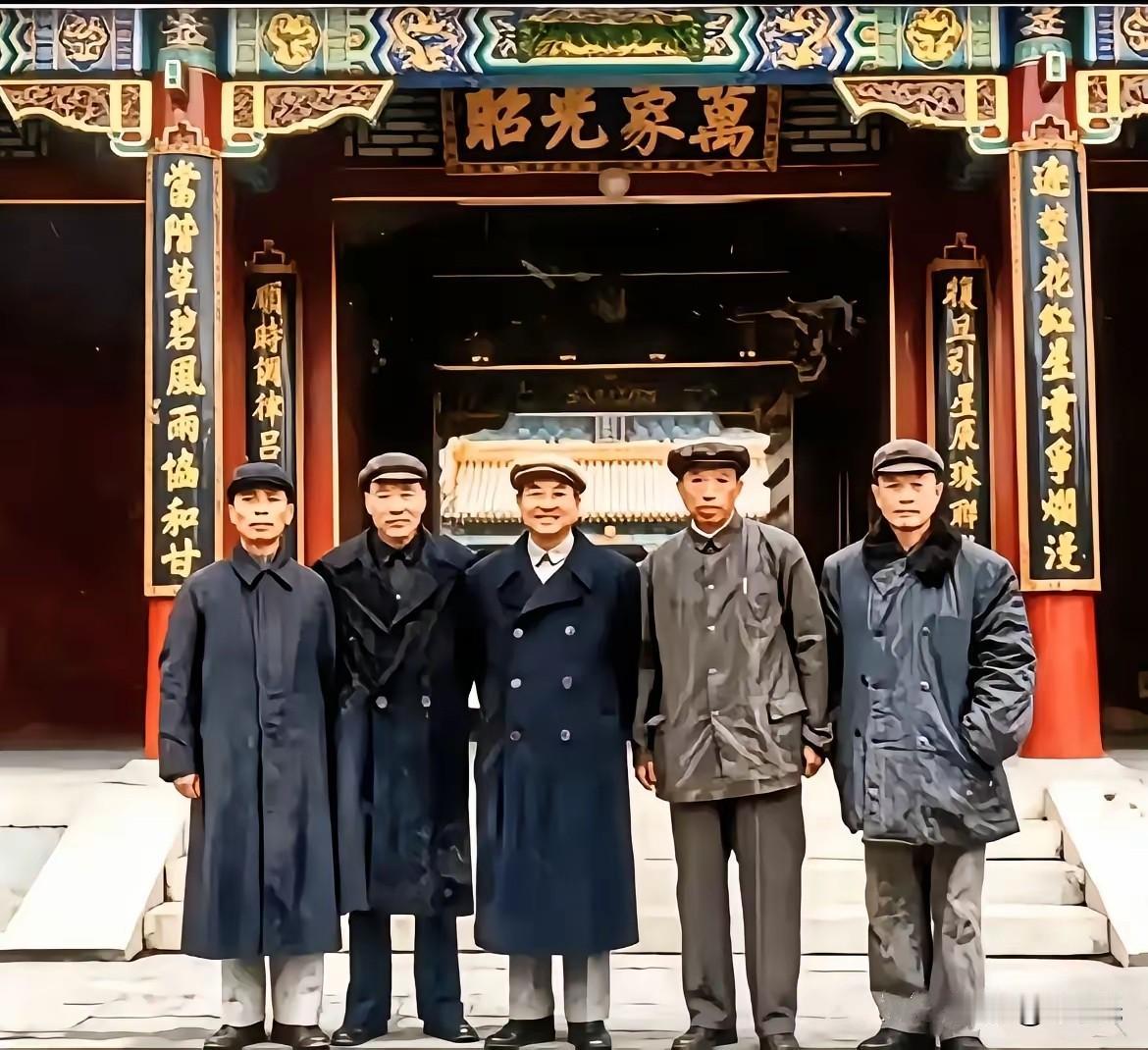 文不对图。
——
图中没有宋希濂和王耀武，从左到右依次为郑庭笈、侯镜如、陈赓、周