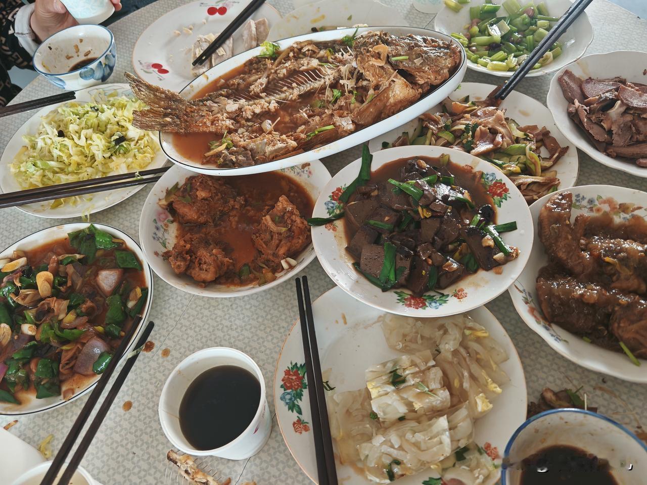 我妈很不上进，
现在60多了，
只会做那几样菜，
也不学，
好像她的脑袋里就只有