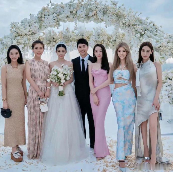 在潘玮柏和宣云的婚礼上，蒋梦婕因为穿得太抢眼，被说成是抢新娘的风头，而且她的站位