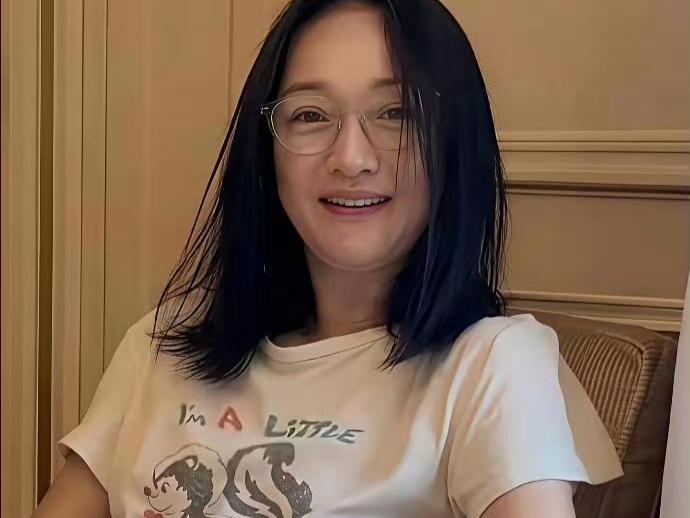 白发是岁月给的勋章，51岁迅哥的松弛感才是真的绝美！！
照片里她素面朝天，穿着T