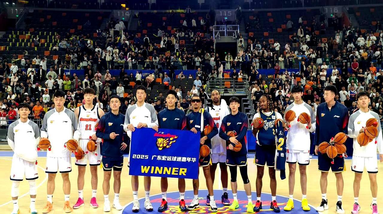 广东宏远队打成一片[得意]新外援萨林杰迅速融入球队
 

这适应力真能打！球迷嘉