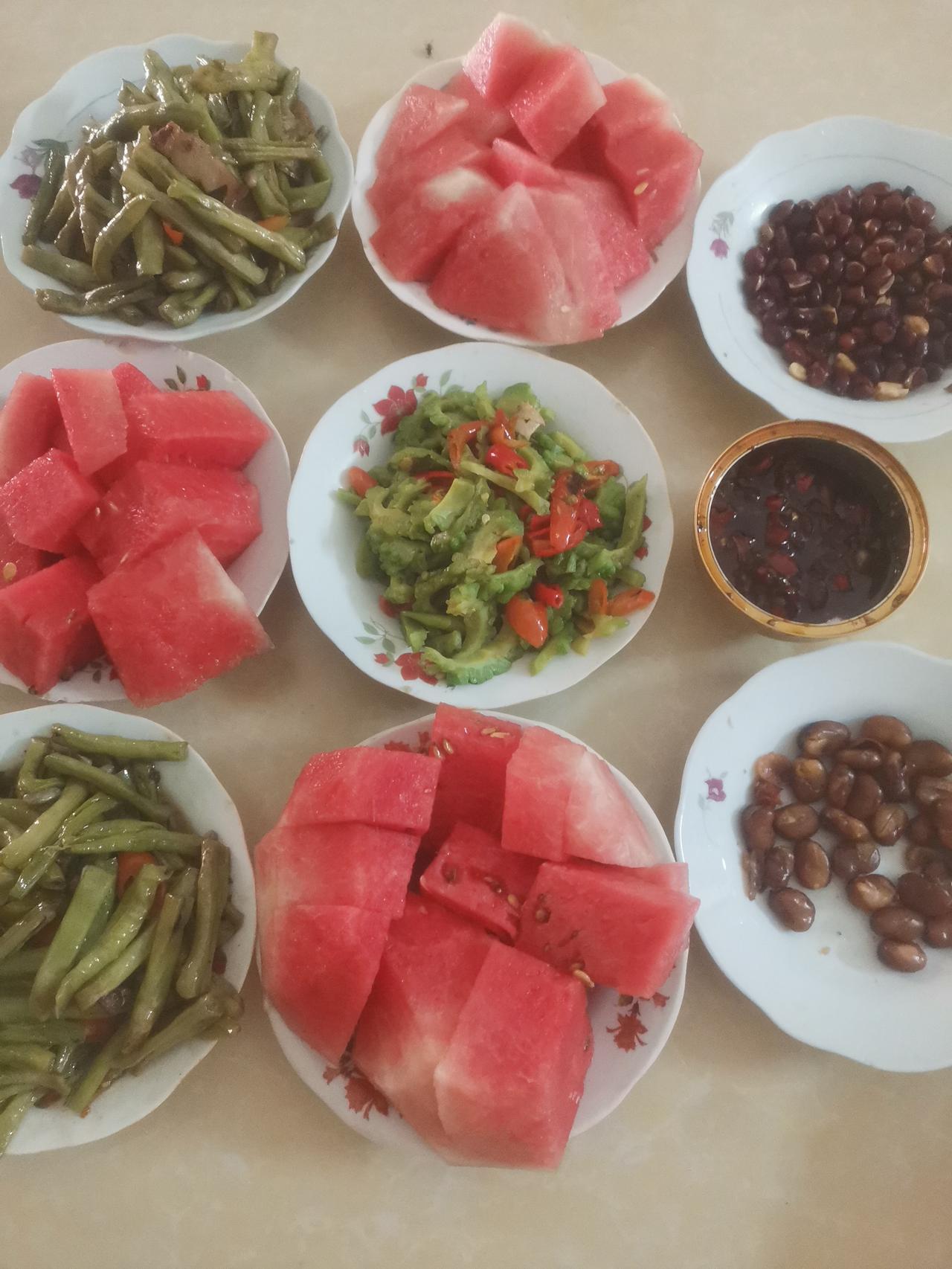 上午十点去我妈家，我妈已经把豇豆掐段洗好;苦瓜，辣椒洗净，切好;腊肉，生姜也切好