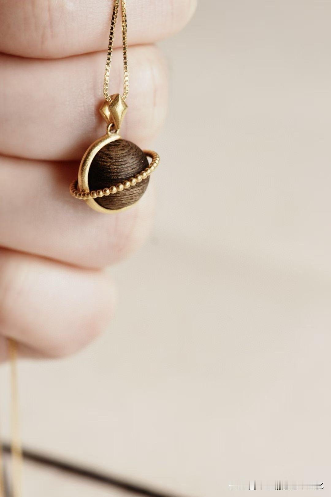 这颗“星”，不是用来看，是用来慢慢养的。

沉水老料的沉香，被收在一圈金轨之中，