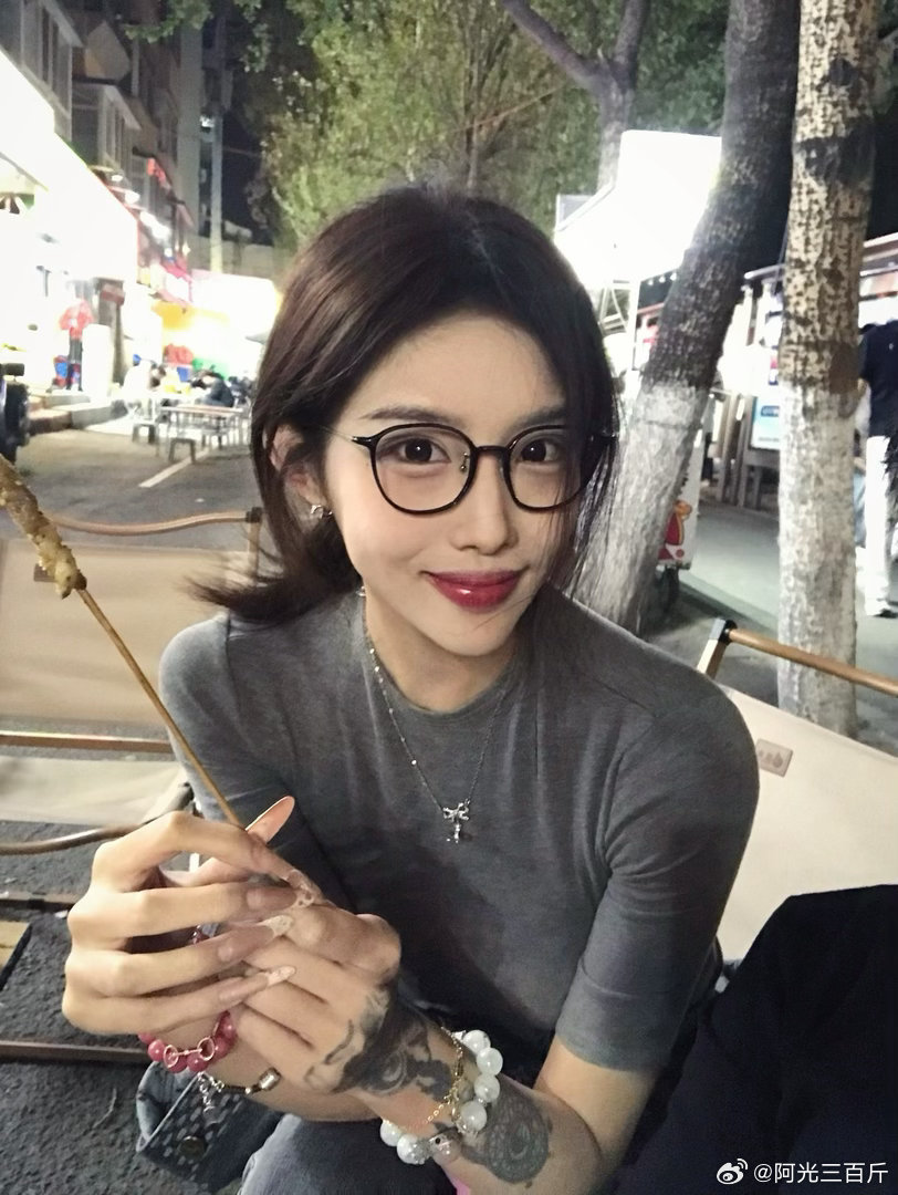 以后有我在你身边 你儿时或许因为缺少关心受到任何委屈吃到的眼泪拌饭还有工作上的不