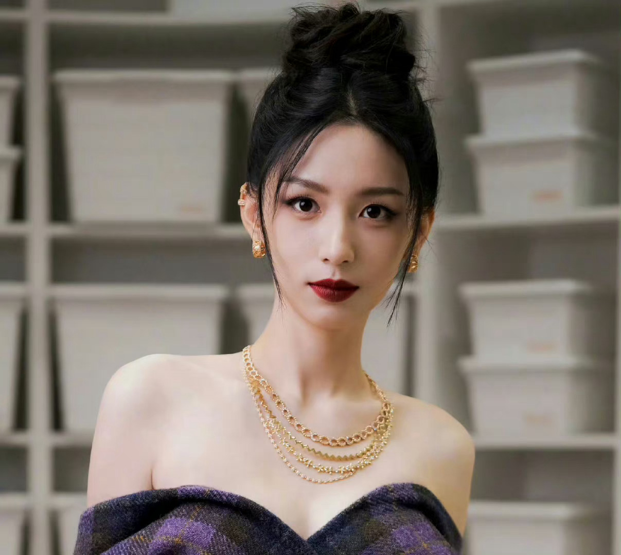 周也时装周出图！这个妆不适合她，太老气了 ​​​
