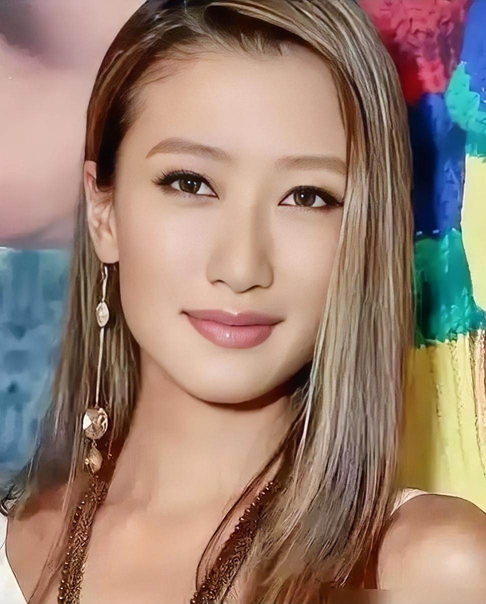 谢霆锋妹妹谢婷婷长得挺好看的
她骨架舒展、脸型偏长，骨相像父亲谢贤，五官立体英气