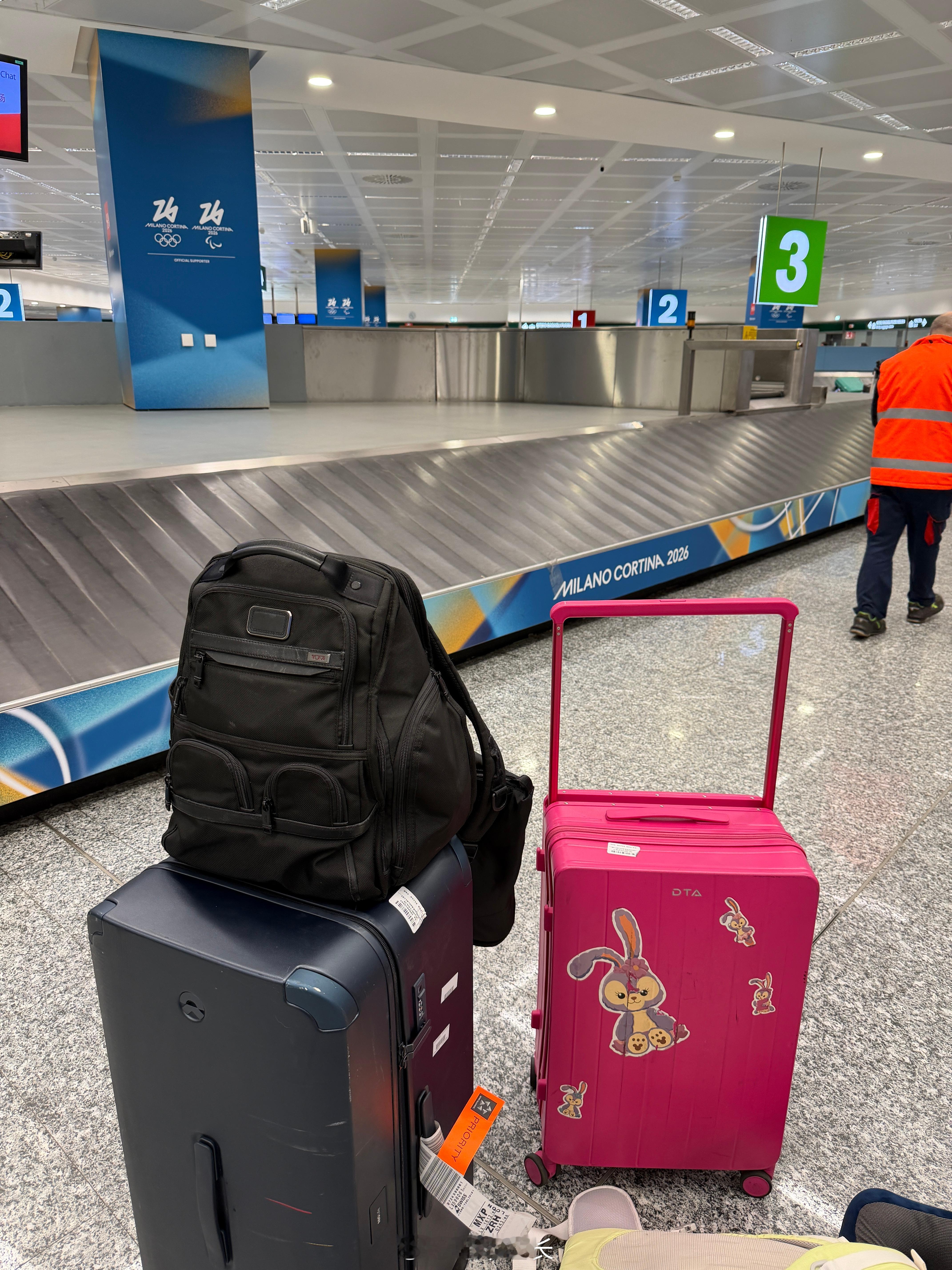 落地米兰第一站：丢了件托运行李，转盘转了八百圈还没有，准备去遗失柜台了里面全是带