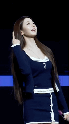 张元英舞台上可爱地抖了抖！什么样的女人最有吸引力张元英 什么样的女人吸引男人