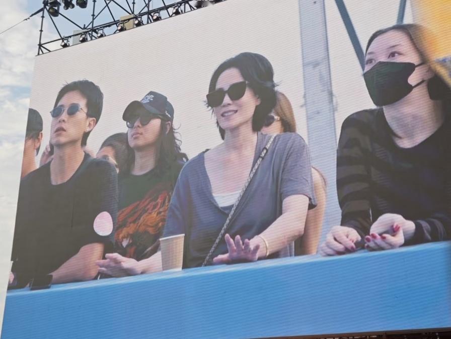转头突然发现，王菲也来音乐节支持女儿了[跪了]窦靖童今天助唱Frente！，明天