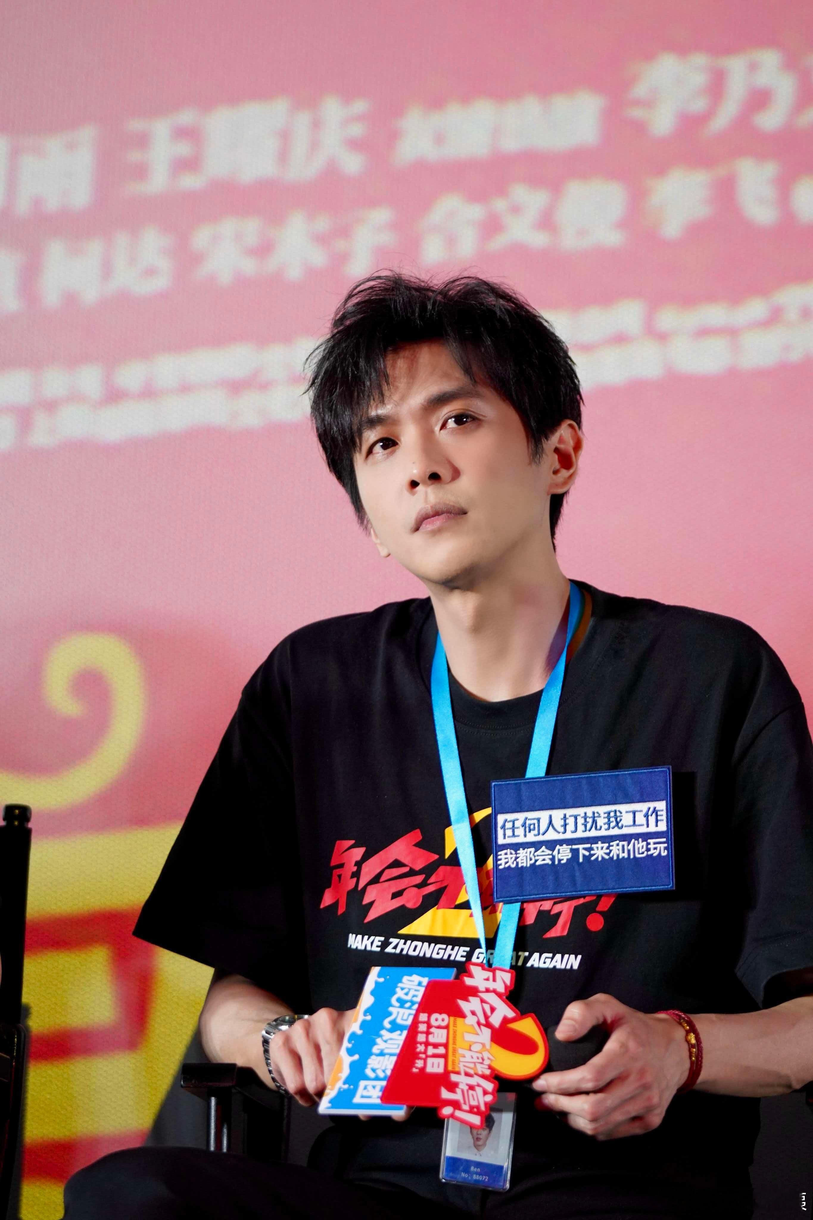 都来看Ben总比青椒！张若昀从哪学的比心姿势张若昀脸颊比青椒
