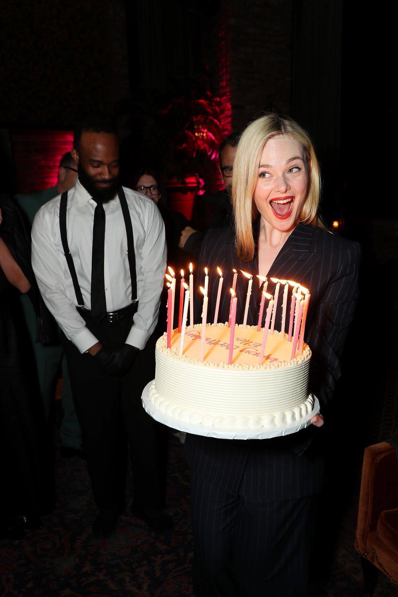 艾丽·范宁28岁生日上的2张照片 