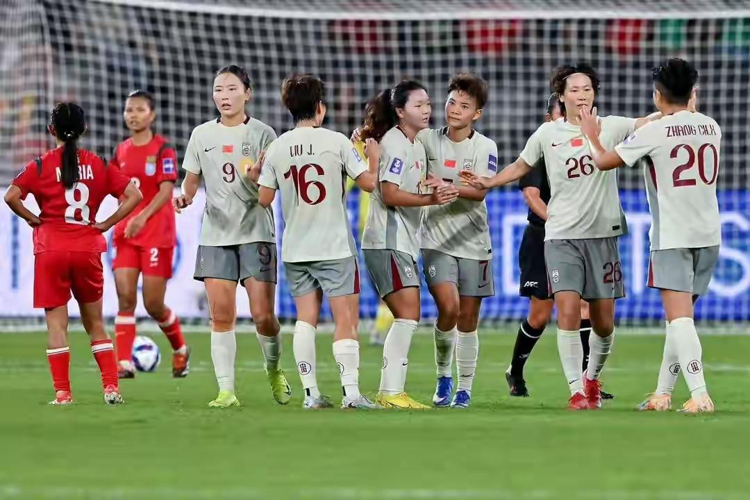 中国女足这次的球衣也太难看了，说它是白色，也不是全白，衣服白度不够白，裤子还是浅