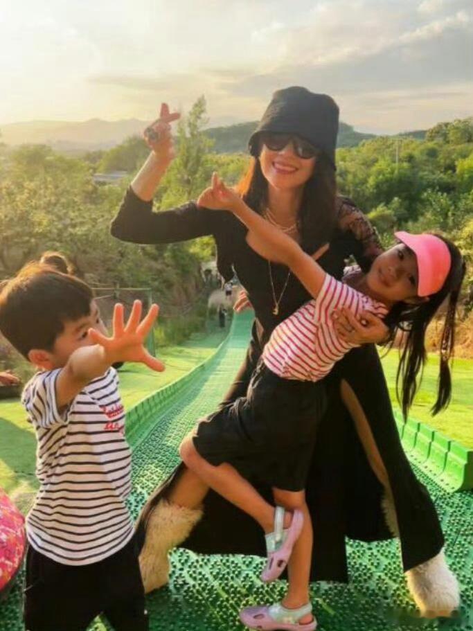 离婚之后的章子怡也是带娃工作两不误呀 ​​​