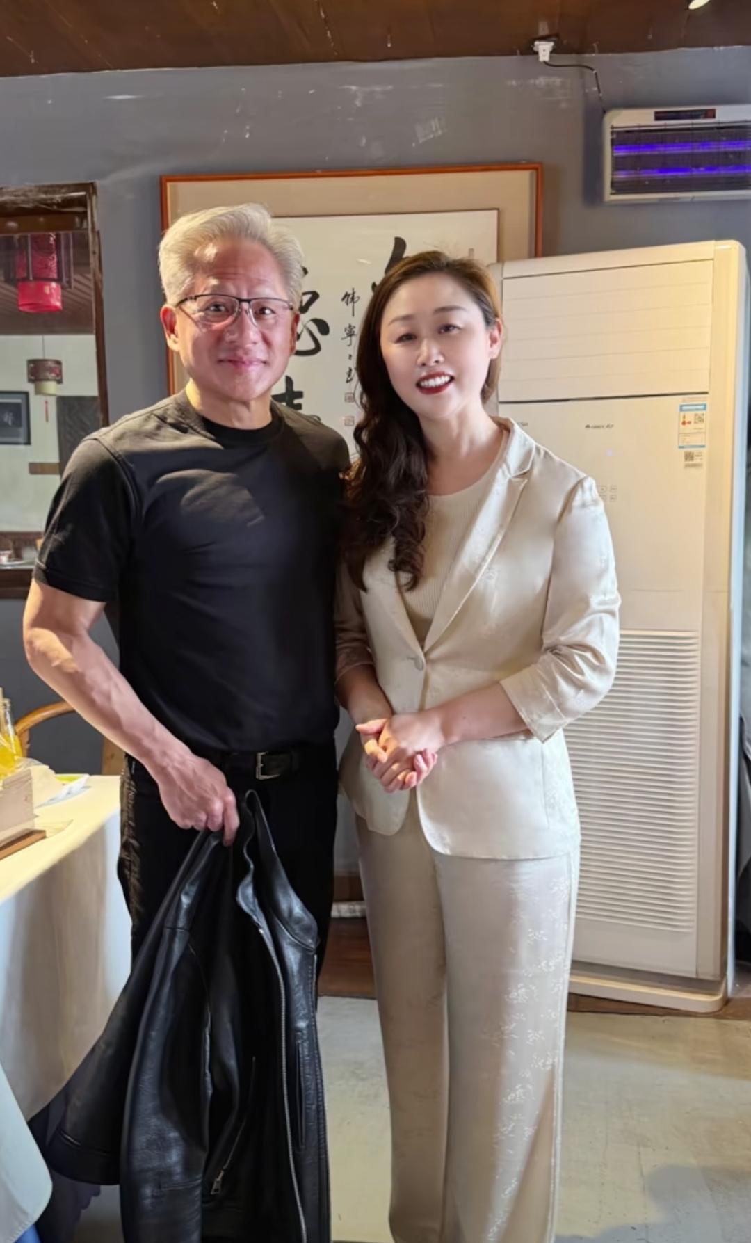 黄仁勋在北京庆云楼吃饭，老板娘的脑子真灵光，全程亲自服务黄仁勋用餐，最后顺理成章