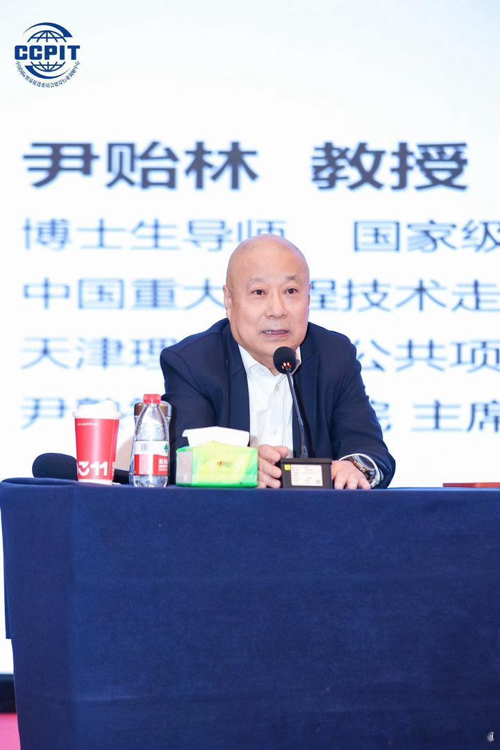 《贻林微观察9034》报载：某高校旅游学院辅导员左某长期为该学院本科生讲授《形势