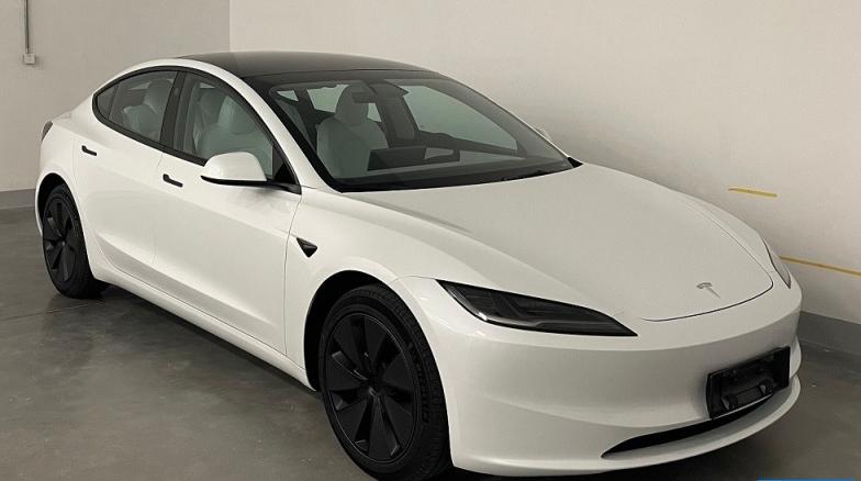 全新特斯拉Model 3实车，外观逐渐“小鹏化”？另外看见尾标多了一个+标识，就