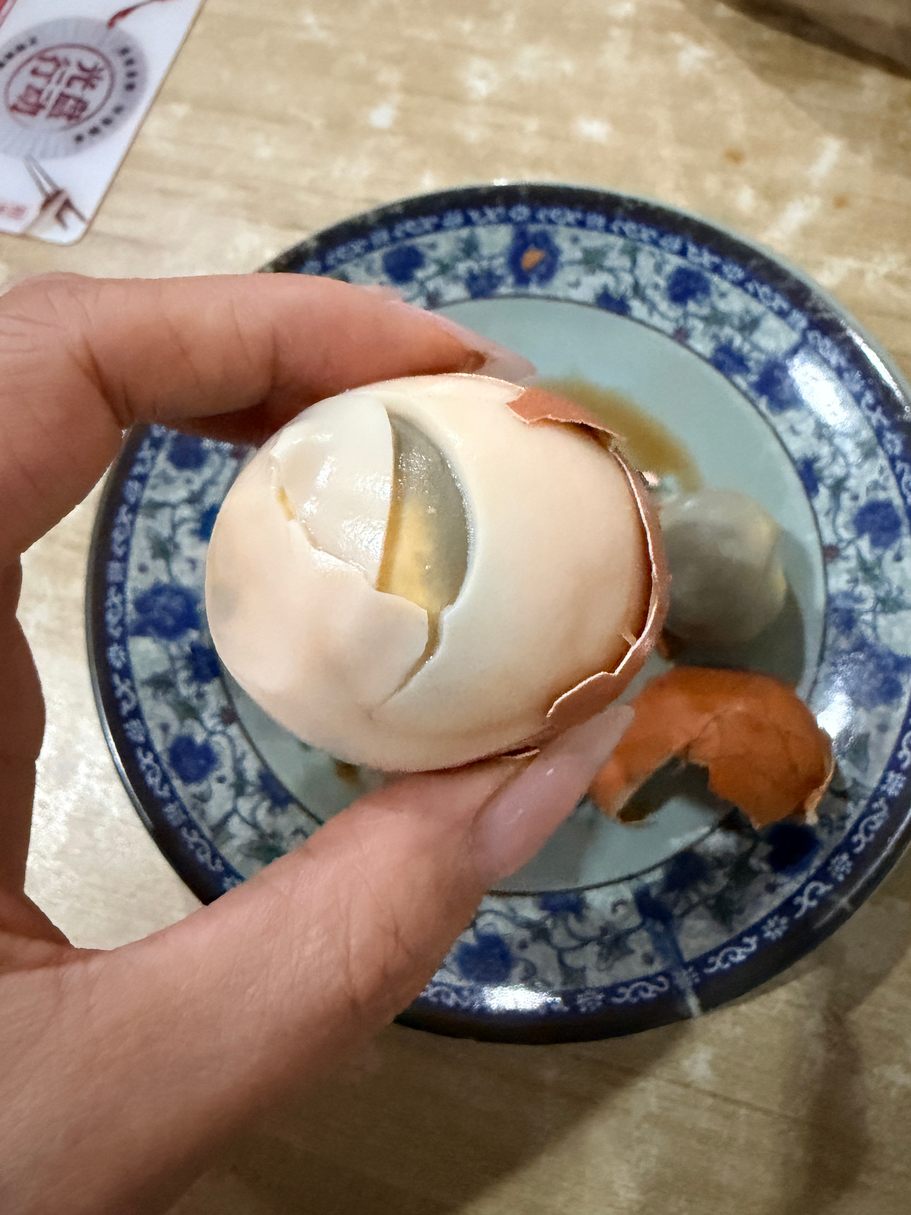 出门吃早餐，要了两个煎蛋、一碗小馄饨、两个茶叶蛋。拿完茶叶蛋后老板娘问我，要不要
