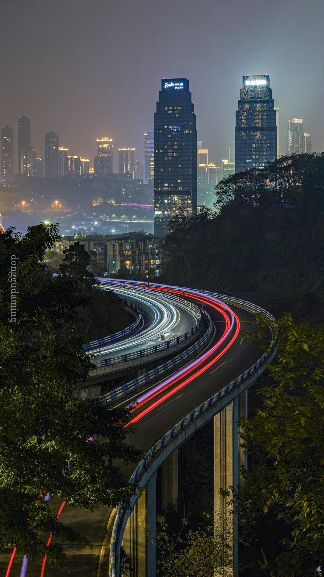南岸掌管重庆夜景的神  南岸的夜晚，霓虹绚烂，充满活力。它如同掌控着重庆夜景魔法
